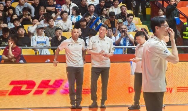 开云体育-三年禁赛期结束！李楠现身北京男篮场边教练组